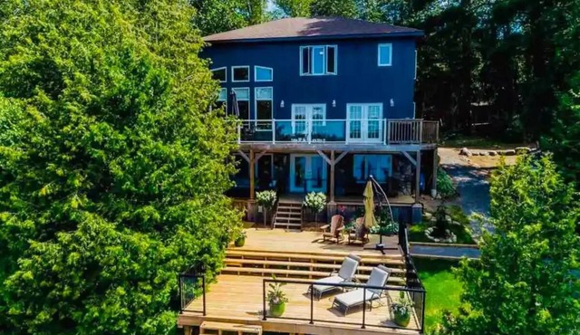 Luxury Kawartha/Haliburton Cottage - 5 bdrms hot tub right on the lake sleeps 12