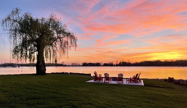 Luxury Loft- Waterfront, Pool, Tennis, Kayaks & MORE!