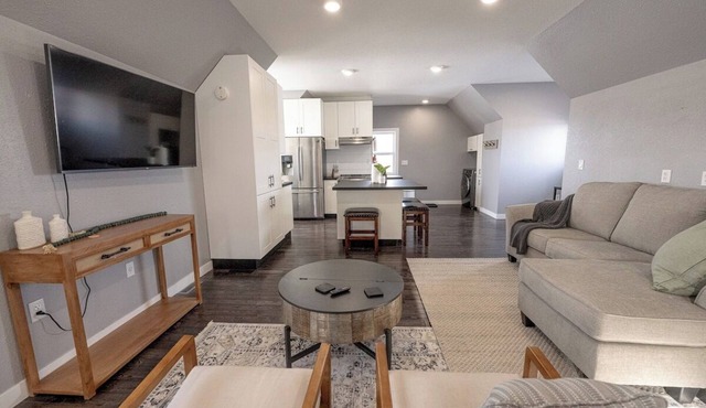 Luxury Loft- WIFI | Smart TV | Kitchen Essentials