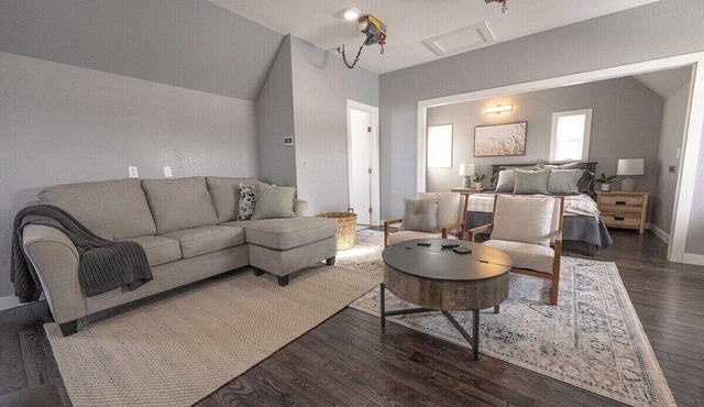 Luxury Loft- WIFI | Smart TV | Kitchen Essentials
