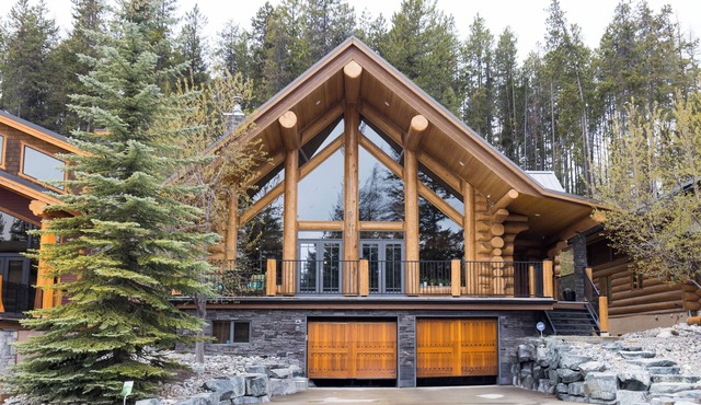 Luxury log home for golfers. Private hot tub, 4BR/4BA, and 7 championship courses within 24 minutes.