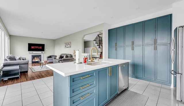 Luxury Mansion with Chefs Kitchen by Niagara Falls