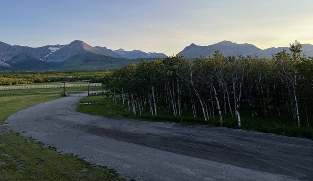 Luxury Mountain Lodge 10 minutes from Waterton Park