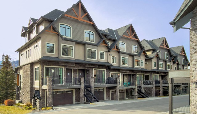 M1- Canmore Luxury Townhome- AirCon, 5BD, 4.5BT, Private Hot Tub, sleeps 12