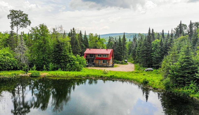 Magnificent log cabin located less than 30 minutes from Quebec.