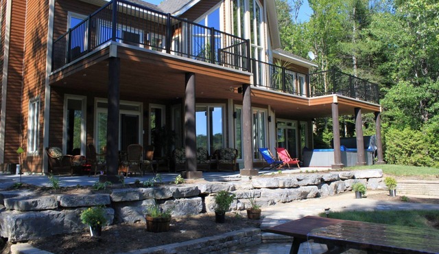 Magnifique chalet directement au bord du Lac Sept-Îles à saint-Raymondnn