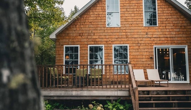 Magnolia Lane Lakefront Cottage