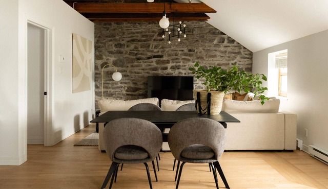 Maison Rasco One-Bedroom Apartment King Size Bed Old Montreal Full Kitchen Stone Wall Pet Friendly Self Check-In Access Wi-Fi AC