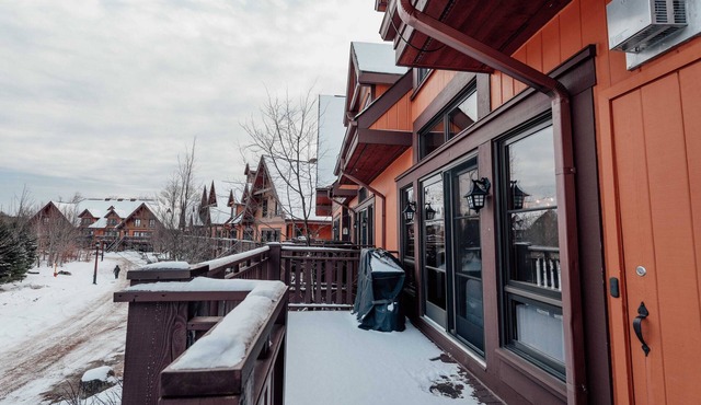 Majestic 3-bedroom condo at the foot of the slopes