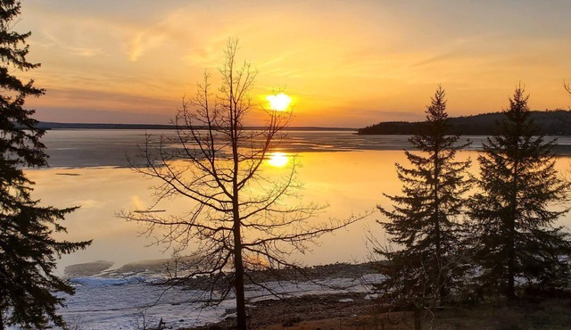 Majestic Lake view Cottage with Spa, Sunsets, Pool Table