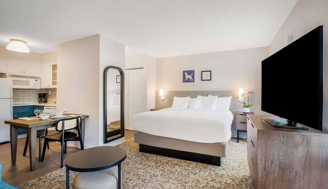 Make Your Trip More Enjoyable! Heated Outdoor Pool, Pets Are Welcome!