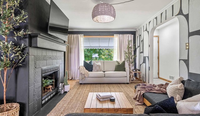 Maverick | Sleeps 18 | Two Kitchens | Family Home