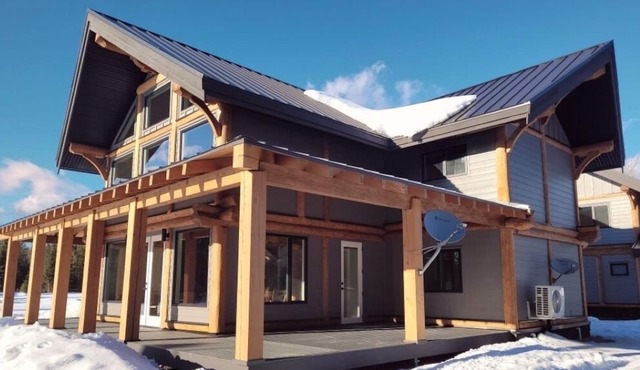 McCulloch Lake Resort -Chalet 2 PRIVATE HOTTUB, 4 Bedroom, 2 Livingroom, 3 Bath