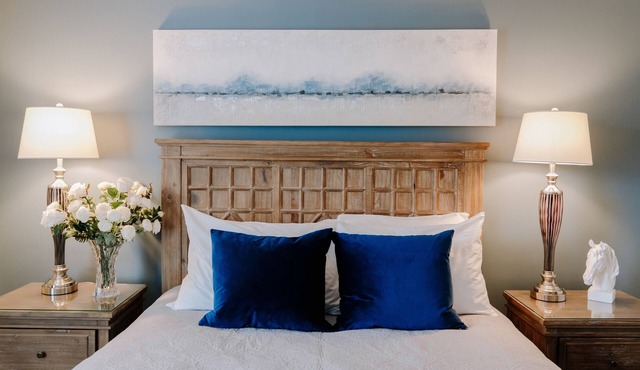 McMillan Masterpiece - (Sleeps 8) comfy beds, big TV’s, parking