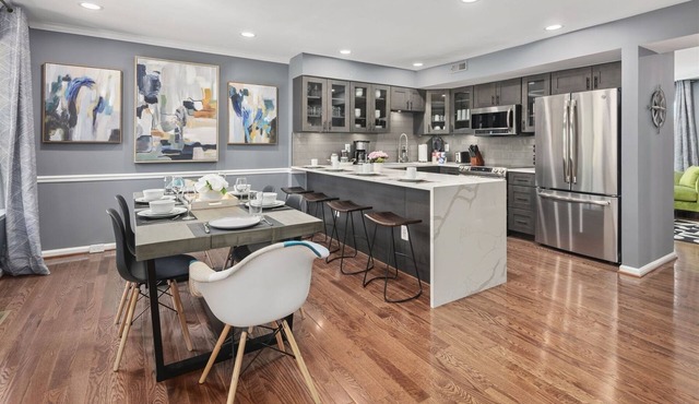 Metropolis: Charming Townhome 40 Min from DC