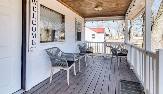 Mins to Local Attractions: Pet Friendly w/Yard!
