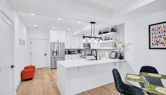 Modern 2BR/2BA with Roof Patio