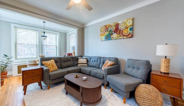 Modern 2BR Avondale with Free Parking Near CTA