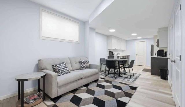 Modern 2BR Suite Private Entry Spruce Meadows