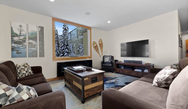 Modern 3 bedroom apartment in village centre