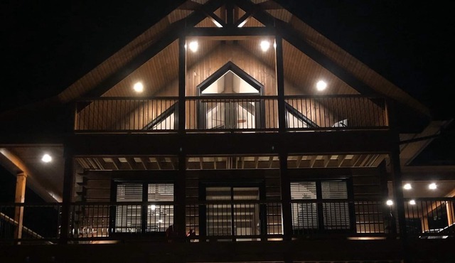 Modern, 3 level log cabin close to ski hills