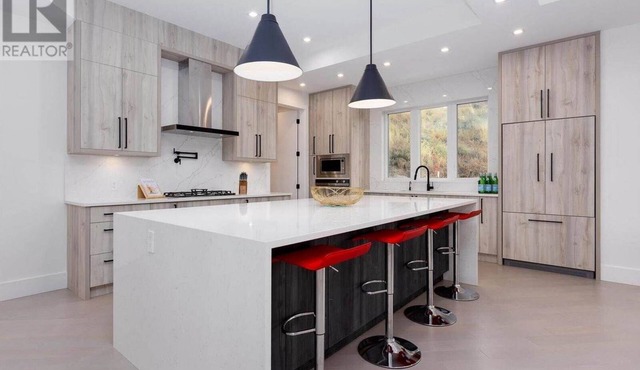 Modern and Bright, New Construction Luxury 6 bedroom house in Upper Mission !