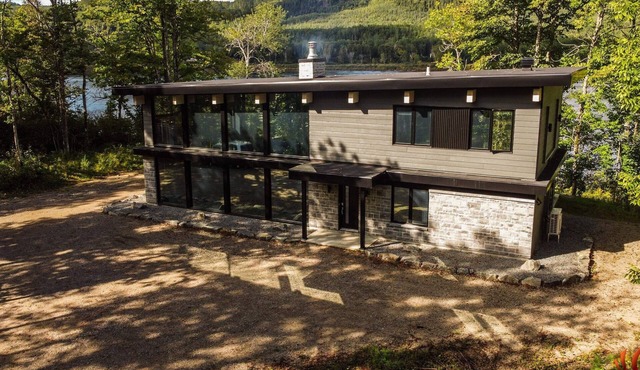 Modern chalet on the banks of the magnificent St-Maurice River