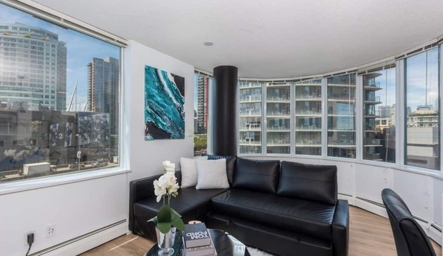 Modern & Comfy in Downtown ~ Views ~ Pool