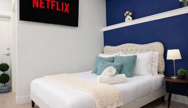 Modern Cozy Studio| 10 Min To YVR and Downtown