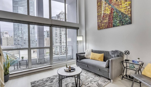 Modern DT Vancouver Loft. Parking included. Close to BC Place Stadium.