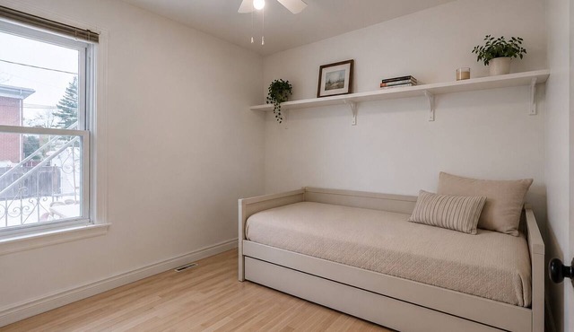 Modern Executive 2-Bedroom | Free Parking | Fast WiFi | Workspace | 31+ Day Stay