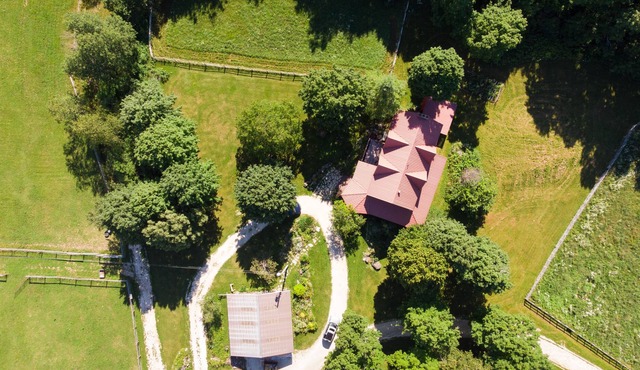 Modern Farmhouse located near The Blue Mountains