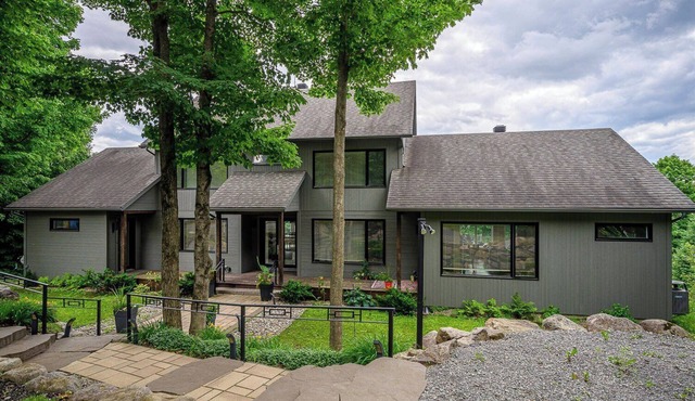 Modern house near the St-Sauveur ski slopes (15 min), little northern train (5 min)
