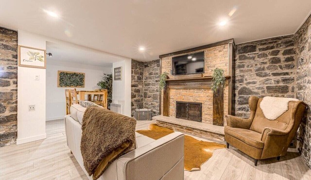 Modern Meets Rustic- 2 Bedroom in Old Quebec