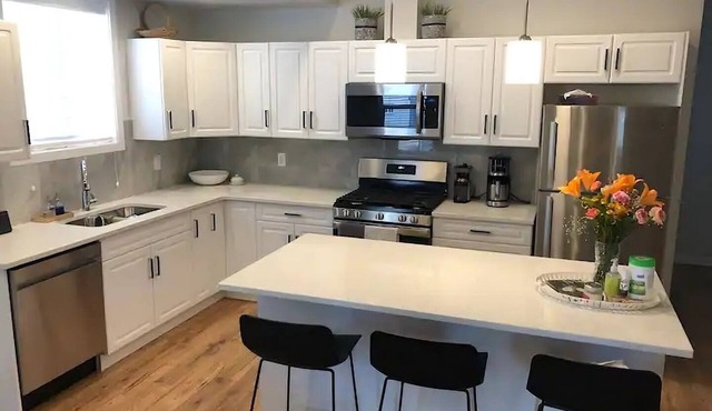 Modern, New 3 bedroom Oasis