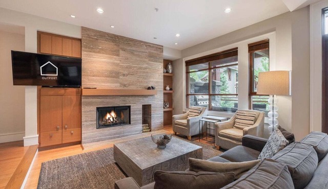 Modern | Pets | Private hot tub | AC | Garage