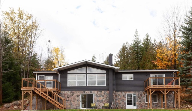 Modern Private Family-Friendly Chalet Near Walking Trails - Monthly Available