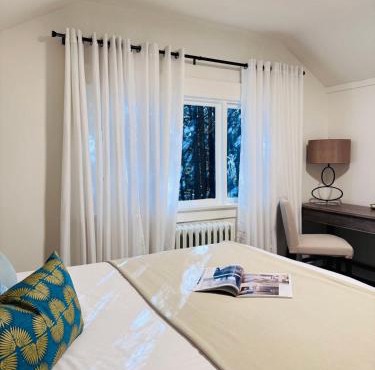 Modern Queen Room Ensuite Bathroom Vancouver West