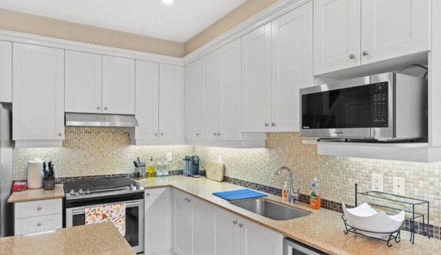 Modern Style ~ Family-Friendly ~ House for Six ~ Fully Equipped ~ Brampton