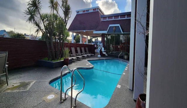 Modern Texture & Quiet Comfort – Suite Room Conveniently Close to Arcata Bay