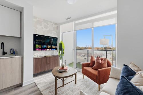 Modern West Getaway 2BR Condo with Free Parking
