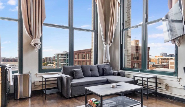 Modern West Loop Gem-City Views & Prime Location 1