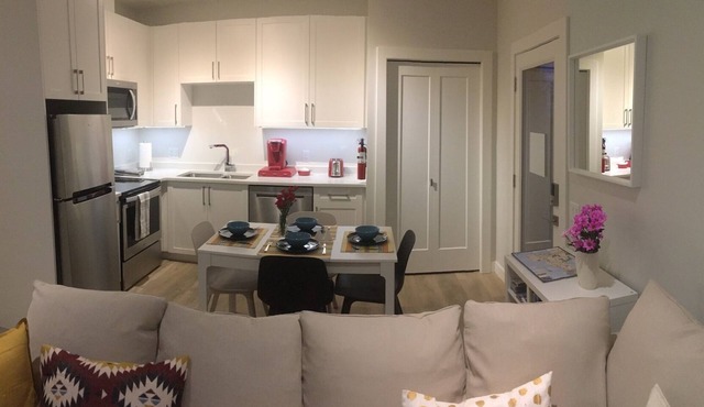 Mollys Cottage - Suite on Vancouver Island near YYJ airport, WA and BC Ferries