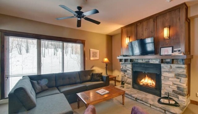 Mont Tremblant-les-Eaux 213-1A Condo hot tub open walk to ski slopes & golf n