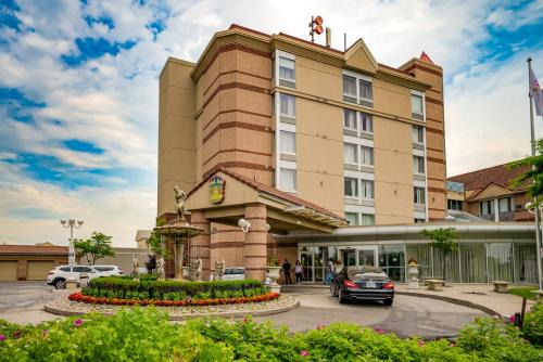 Monte Carlo Inn Airport Suites