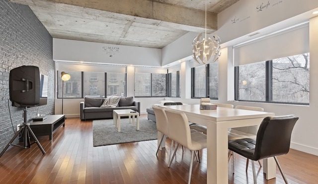 Montreal condo - Near Mount Royal and Old Port - Open living space Free Parking