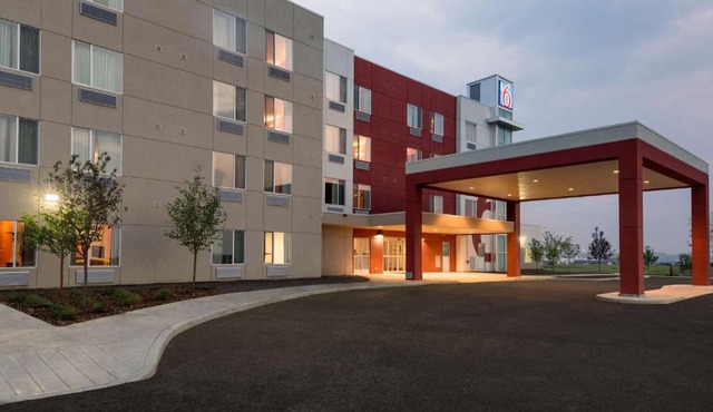 Motel 6 Airdrie