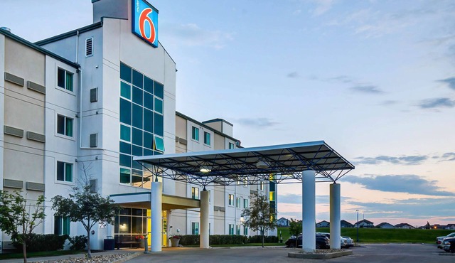 Motel 6 Grande Prairie, AB