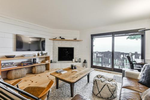 Mountain Lake Retreat Cozy Condo with Great Views