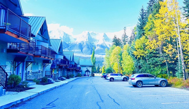 Mountain Retreat Townhouse - 2 mins drive to Banff National Park Gate